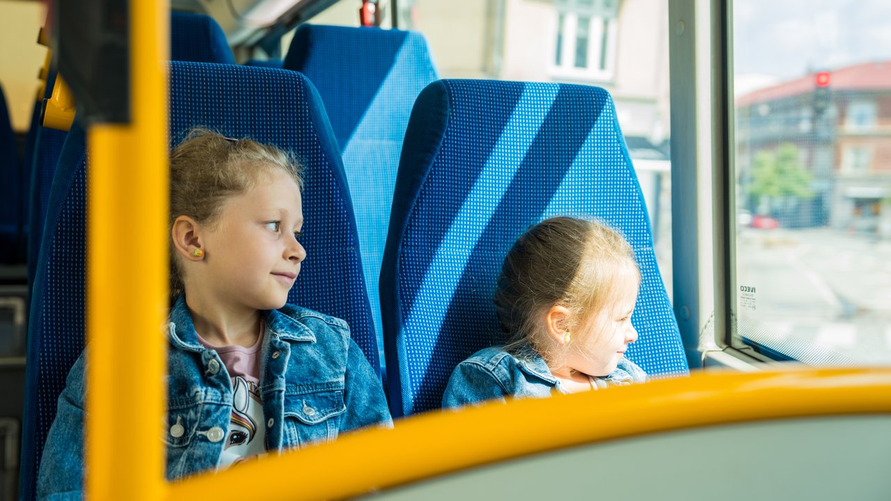 To piger i bussen To piger i bussen